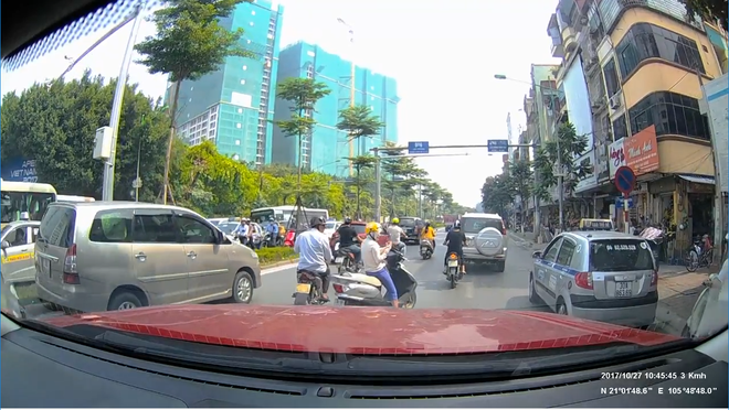 
Người phụ nữ ngang nhiên đứng giữa đường dùng điện thoại gây cản trở giao thông. (Ảnh chụp màn hình.)