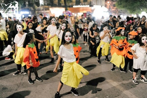 Hà Nội: Hàng trăm bé thiếu nhi tham gia lễ hội hoá trang Halloween ở phố đi bộ hồ Gươm