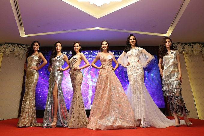 
Top 70 thí sinh năm nay lần lượt chào hỏi quan khách bằng những bộ váy dạ hội lộng lẫy.