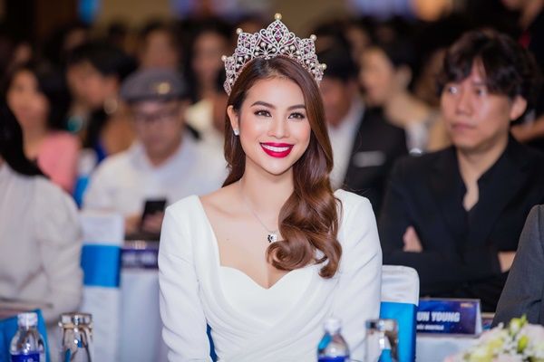 Phạm Hương nhắn nhủ thí sinh Hoa hậu Hoàn vũ Việt Nam 2017 điều gì trước bán kết?