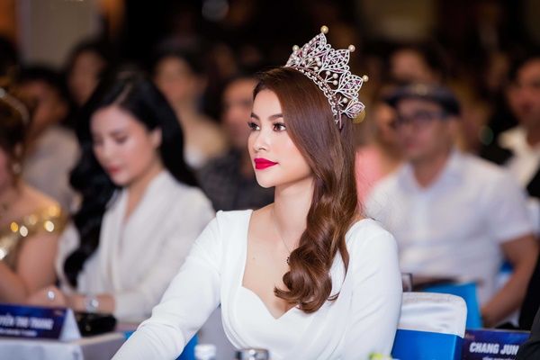 
Dù ở mọi mọi góc độ, cười hay chăm chú theo dõi sự kiện, Hoa hậu Phạm Hương vẫn đẹp "đốn tim" không góc chết.