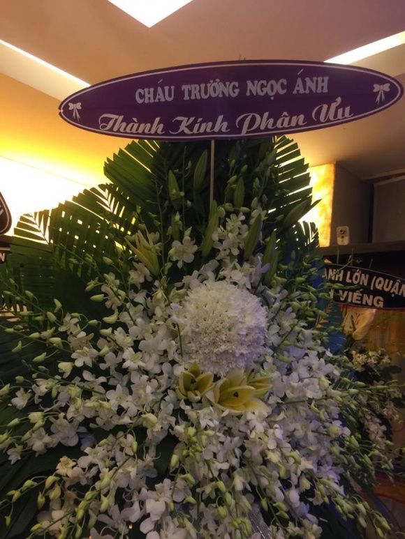 
Vòng hoa các nghệ sĩ gửi đến viếng cha Phước Sang.  - Tin sao Viet - Tin tuc sao Viet - Scandal sao Viet - Tin tuc cua Sao - Tin cua Sao