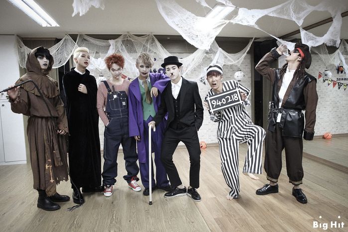 
Năm 2014 là năm lần đầu tiên BTS chào đón không khí Halloween bằng màn Dance Practice War Of Hormone trong trang phục “rùng rợn”.