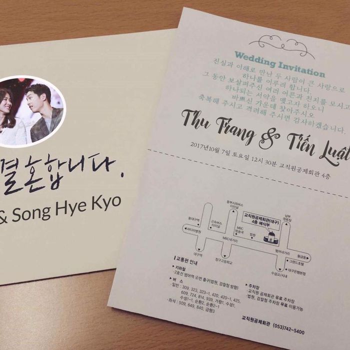 
Cận cảnh thiệp cưới Thu Trang đăng tải, cho rằng được Song Joong Ki - Song Hye Kyo mời tham dự đám cưới thế kỉ tại Hàn. - Tin sao Viet - Tin tuc sao Viet - Scandal sao Viet - Tin tuc cua Sao - Tin cua Sao