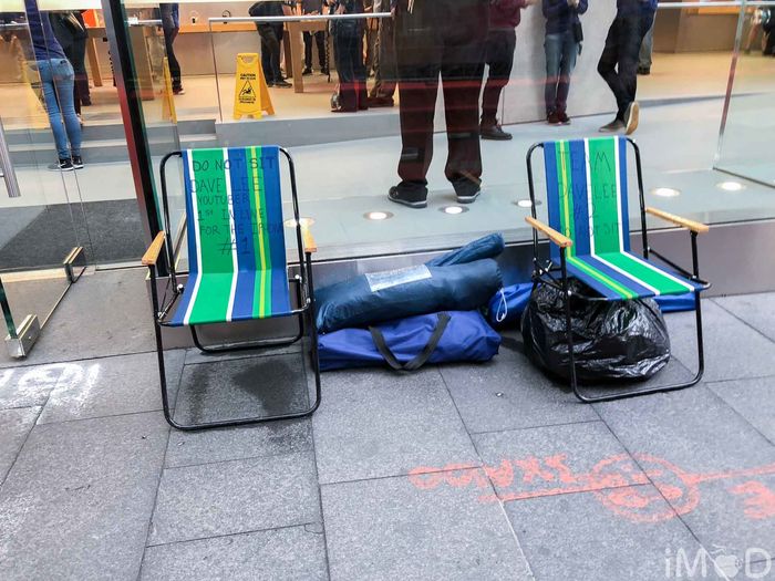 
Một fan hâm mộ iPhone X để ghế cọc chỗ trước tại cửa hàng Apple ở Sydney.
