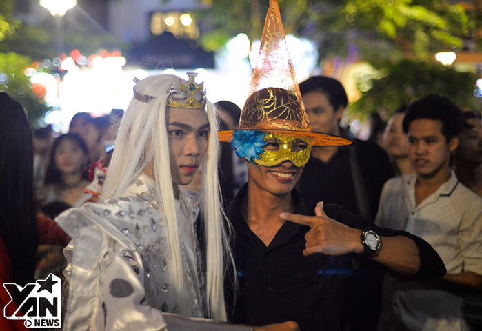 Mặc kệ ngày đầu tuần, giới trẻ Sài Gòn vẫn ùa lên trung tâm vui chơi hết nấc ngày Halloween