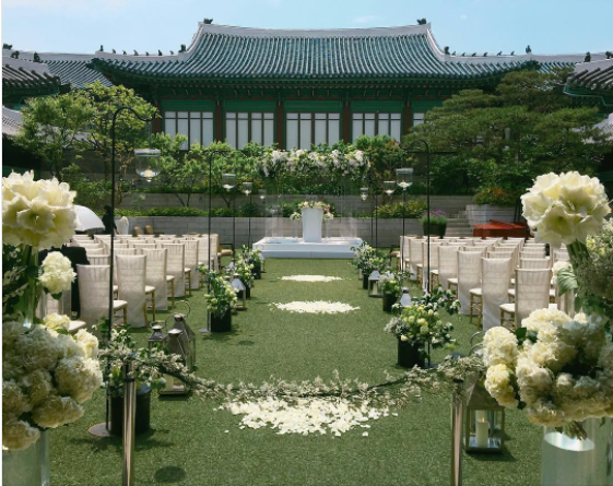 
"Rừng hoa" được bài trí đầy lung linh tại sân khấu chính của hôn lễ.