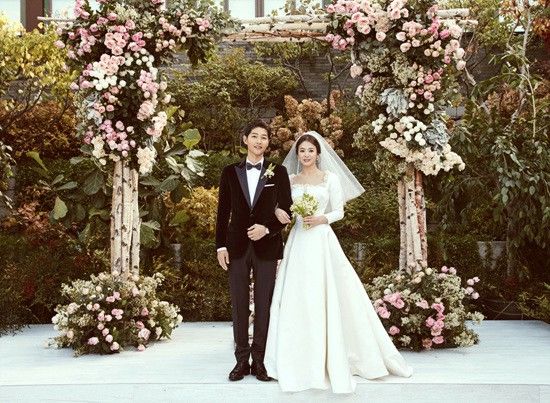 
Cuối cùng chiếc váy cưới khiến ai nấy chờ đợi cũng đã xuất hiện. Với những đường may tinh tế, kiểu dáng cách điệu thể hiện sự tỉ mỉ, trau chuốt trong từng chi tiết nhỏ. Hơn hết chiếc váy cưới của Song Hye Kyo là mẫu thiết kế độc quyền từ một thương hiệu lớn, khá nổi tiếng trên thế giới.