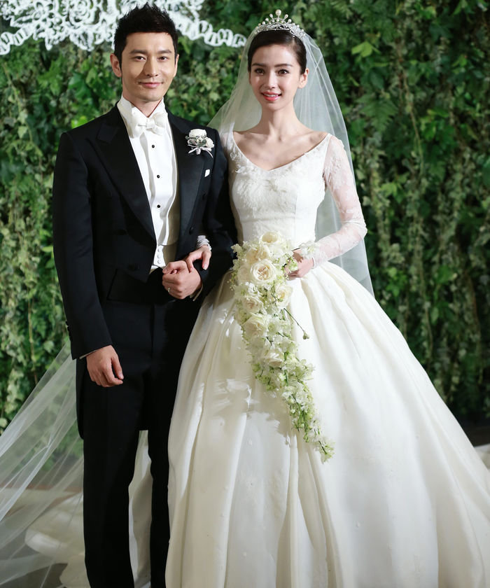 
Tuy cùng một thương hiệu nổi tiếng và cũng là kiểu dáng đơn giản nhưng chiếc váy cưới của Angela Baby lại mang nhiều chi tiết cầu kì hơn Song Hye Kyo rất nhiều.