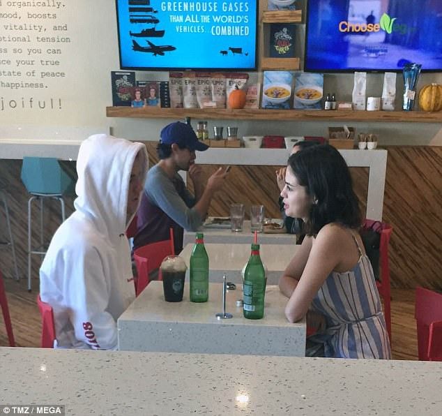 
Hình ảnh Justin và Selena cùng nhau đi ăn sáng rộ lên tin đồn cặp đôi "nối lại tình xưa". 