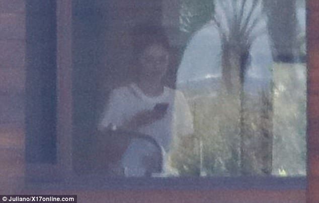 
Trước đó, nhiều tấm ảnh ghi lại khoảnh khắc Selena khá thoải mái trong nhà của Justin.