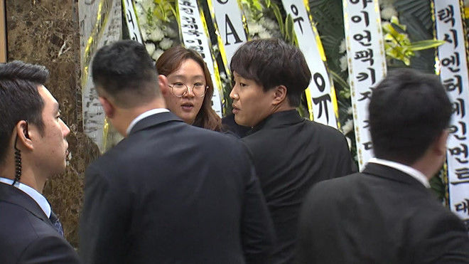 
Nam diễn viên Cô nàng ngổ ngáo - Cha Tae Hyun viếng Kim Joo Hyuk ngay khi rời lễ cưới Song Hye Kyo cùng Song Joong Ki.