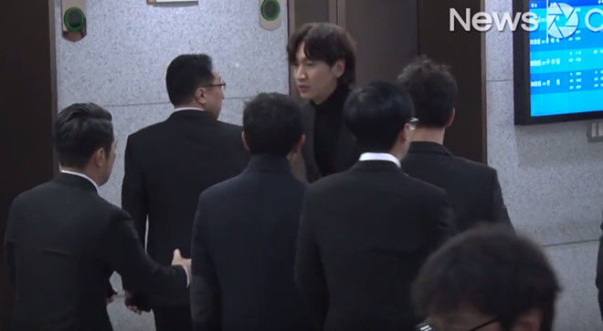 
Ê-kíp Running Man thay trang phục tối màu khi dự lễ tang. Nhiều nghệ sĩ đã đến viếng Kim Joo Hyuk. Do trùng ngày cưới Hye Kyo nên báo chí Hàn không cập nhật ảnh.