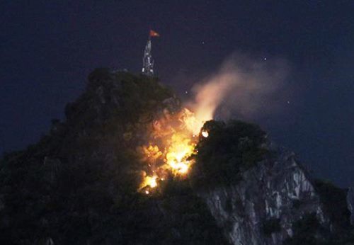 Hạ Long: Núi Bài Thơ bất ngờ cháy dữ dội, vệt cháy lan dài lên gần đỉnh núi