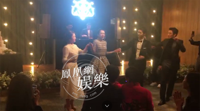 
Trước đó, Song Joong Ki - Song Hye Kyo đã cùng dàn khách mời "quẩy tưng bừng" tại bữa tiệc sau đám cưới.