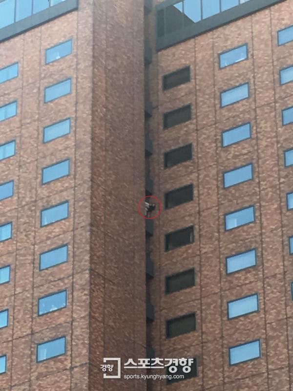 
Phóng viên không ngại nguy hiểm trèo ra cửa sổ khách sạn để chụp ảnh phía trong lễ cưới Song Joong Ki - Song Hye Kyo.