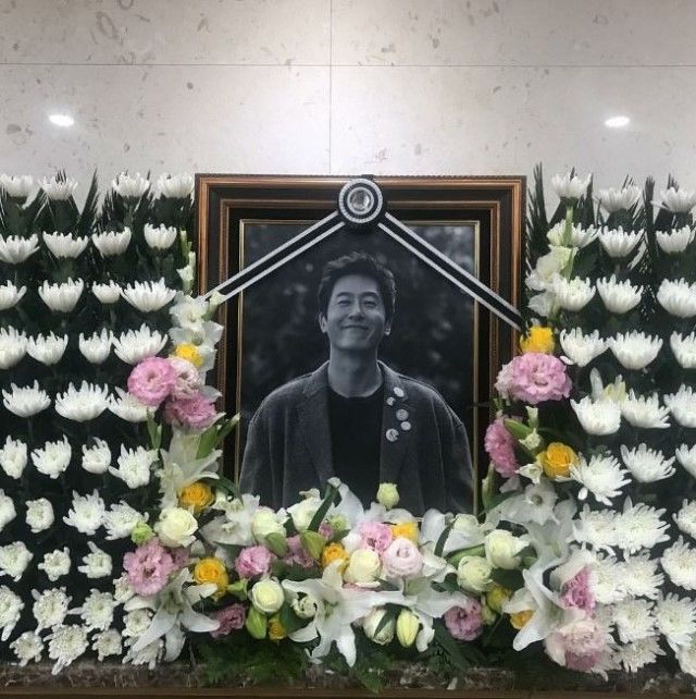 
Cũng trong buổi chiều ngày 31/10, lễ tang của nam tài tử bạc mệnh Kim Joo Hyuk đã diễn ra.