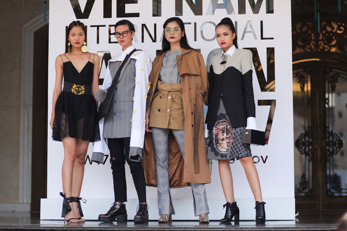 
Dàn chân dài Vietnam's Next Top Models lựa chọn gam màu nâu đang "cực thịnh" hiện nay làm điểm nhấn trên nền màu chủ đạo đen, trắng.