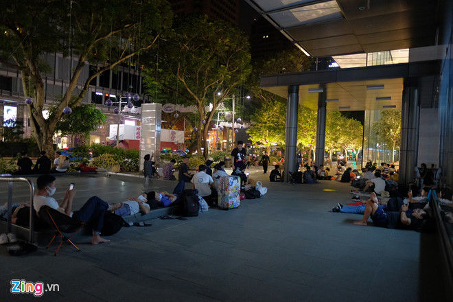 
Nhiều người Việt nằm trước Apple Store qua đêm để chờ mua iPhone X.  