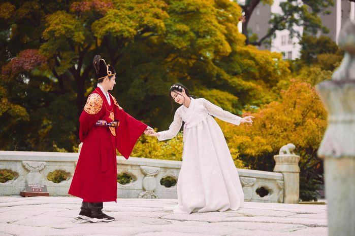 
Đông Nhi cũng tạo kiểu đáng yêu trước ống kính với Ông Cao Thắng, thích thú khi được diện hanbok - trang phục truyền thống của Hàn Quốc để chụp ảnh tại Hoàng Cung cùng Đông Nhi. - Tin sao Viet - Tin tuc sao Viet - Scandal sao Viet - Tin tuc cua Sao - Tin cua Sao