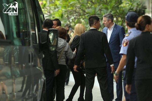 
Các thành viên được dàn vệ sĩ bảo vệ sát sao để di chuyển vào phía trong khách sạn trong tiếng hò reo của fan Việt. 