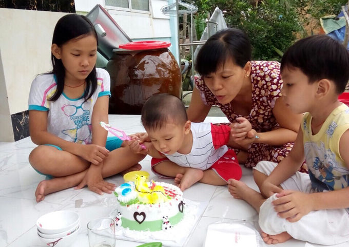 
Dương Minh Phát vừa đón sinh nhật lần thứ hai tại quê nhà ở An Giang, nơi cậu bé chào đời và chỉ vài ngày sau đó thì bị kẻ tâm thần dùng dao đâm xuyên sọ.