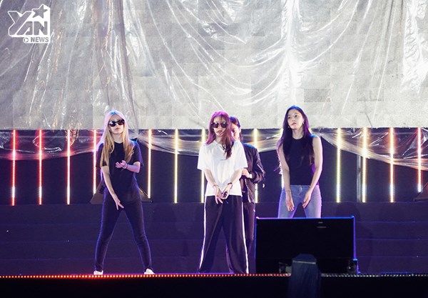 
Bốn thành viên nhóm T-ara xuất hiện khá lặng lẽ tại buổi tổng duyệt cho đêm concert tối 4/11.
Dù chỉ có một thời gian ngắn để nghỉ ngơi ngay khi tới Việt Nam nhưng nhóm vẫn rất tươi tắn, tràn đầy năng lượng.