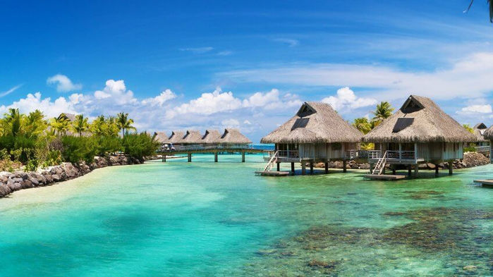 
Bora Bora, Polynesia, vùng lãnh thổ hải ngoại của Pháp: Bora Bora thường thu hút các khách hạng A. Sau khi kết hôn tháng 8/2015, Jennifer Aniston và Justin Theroux đã bay tới hòn đảo này cùng những người bạn nổi tiếng như Chelsea Handler, Jason Bateman và Courteney Cox để nghỉ ngơi.