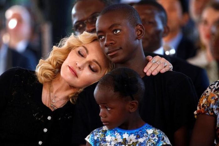 
David được Madonna nhận nuôi vào năm 2006 tại Malawi.