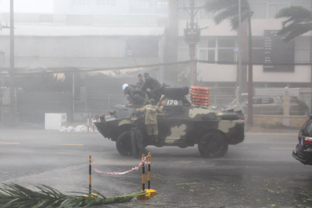 
Xe thiết giáp Quân khu V đi kiểm tra bão trên đường phố Nha Trang.(Ảnh Dân Trí)