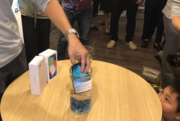 
Thử nghiệm khả năng chống nước của iPhone X.