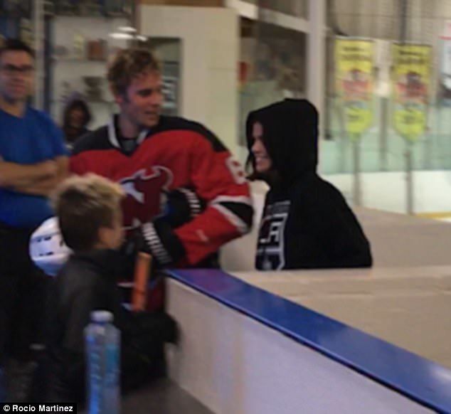 
Selena theo sát Justin sau khi trận đấu hockey kết thúc.
