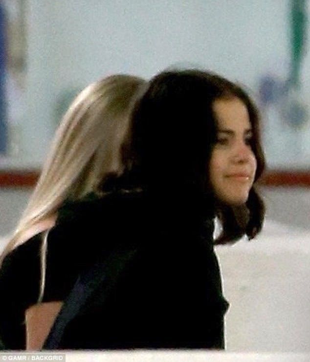 
Selena mỉm cười theo dõi Justin thi đấu trên khán đài.
