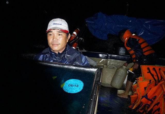 
Anh Hồ Thành Phi lái canô đi giải cứu những nghi dân mắc kẹt - Ảnh: Nam Trần