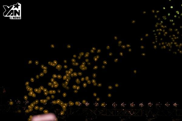 
Kèm theo đó là chùm bóng bay màu vàng (màu sắc tượng trưng của T-ara) được thả lên trời, chứng minh cho tình cảm của khán giả dành cho T-ara.