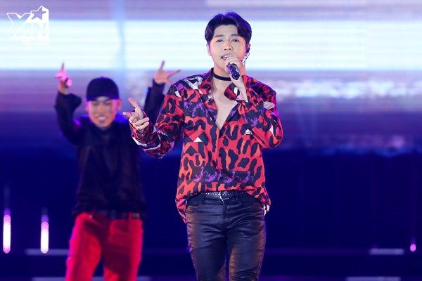 
Noo Phước Thịnh là ca sĩ Việt thứ ba biểu diễn trong đêm nhạc của T-ara. Anh mang đến ba ca khúc sôi động để làm "nóng" thêm không khí chương trình và nhận được sự cổ vũ nhiệt tình từ cộng đồng V-Queen.