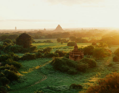 

Ánh nắng mặt trời của ngày mới lên trên cố đô Bagan.