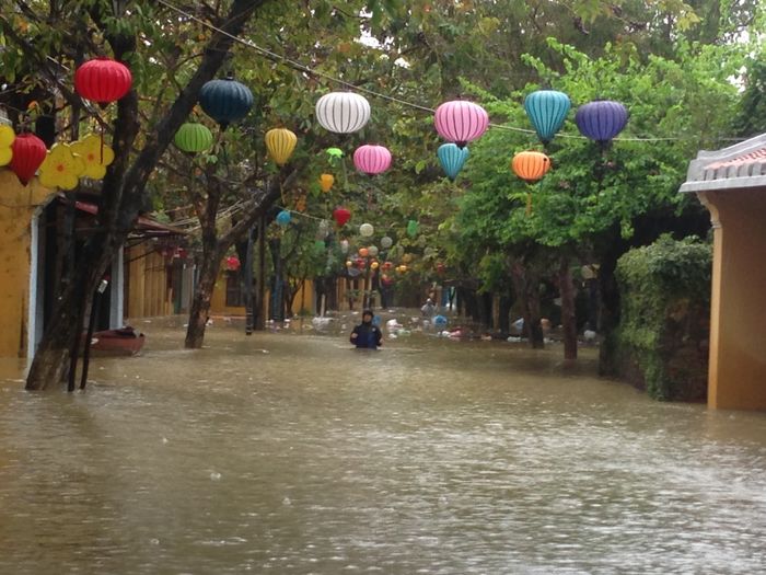 Hậu bão số 12: Quảng Nam ngập trong biển nước, khách du lịch chèo thuyền di chuyển tại phố cổ Hội An
