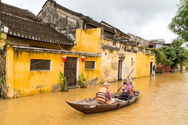 
Lãnh đạo thành phố chỉ huy bảo đảm an toàn về người và tài sản cho khách du lịch trong thời điểm lũ lụt. Ảnh: Vietnamnet