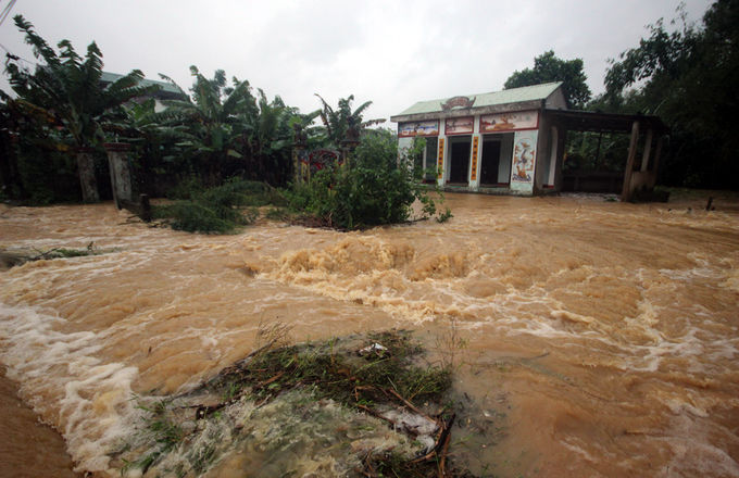 
Nước lũ đang lên nhanh ở huyện Đại Lộc (Quảng Nam) (Ảnh: Vnexpress)
