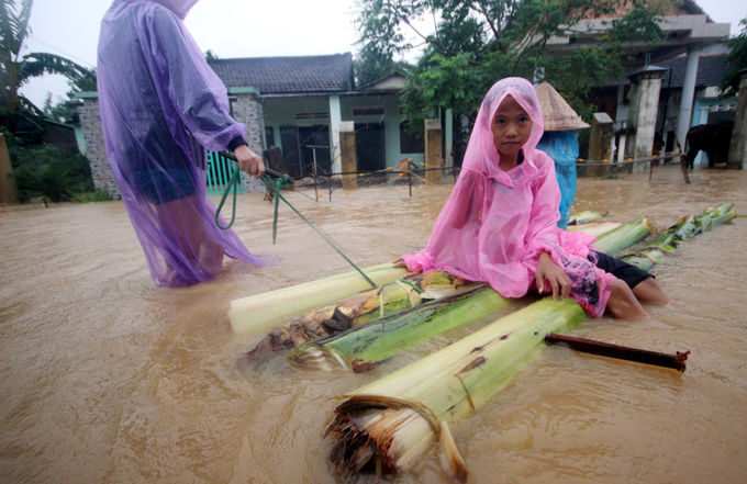 
Nước lũ dâng cao đang khiến người dân rơi vào tình trạng khó khăn (Ảnh: Vnexpress)