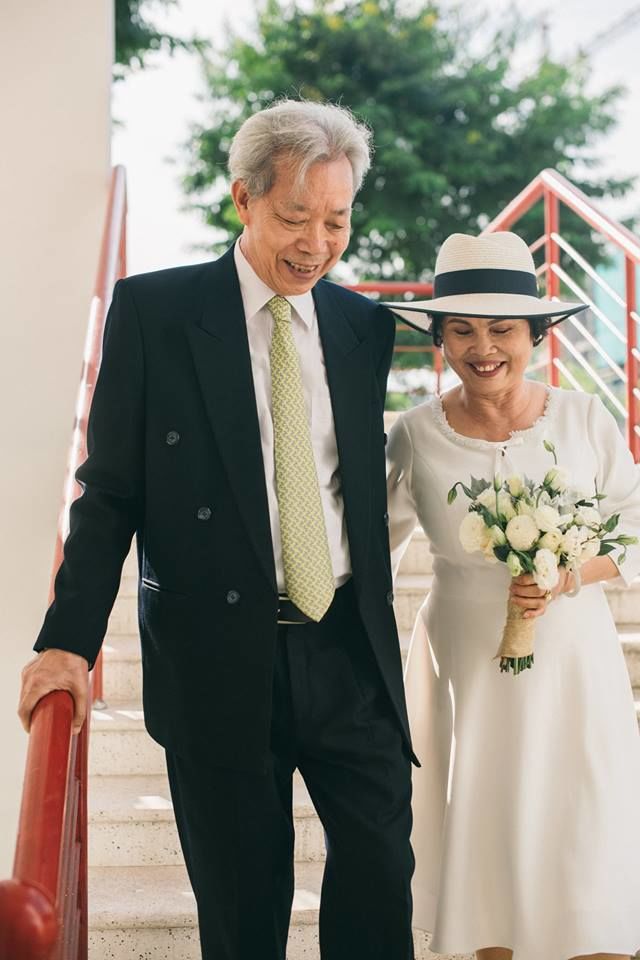 Câu chuyện thời bố mẹ mình khiến dân mạng ngưỡng mộ: 45 năm ở bên nhau chưa một lần mặc váy cưới