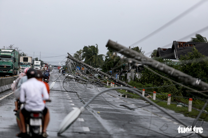 
Dãy trụ điện đường đổ rạp với dây điện ngổn ngang sau bão tại địa phận TX Ninh Hòa, Khánh Hòa.(Ảnh: Tuổi Trẻ)