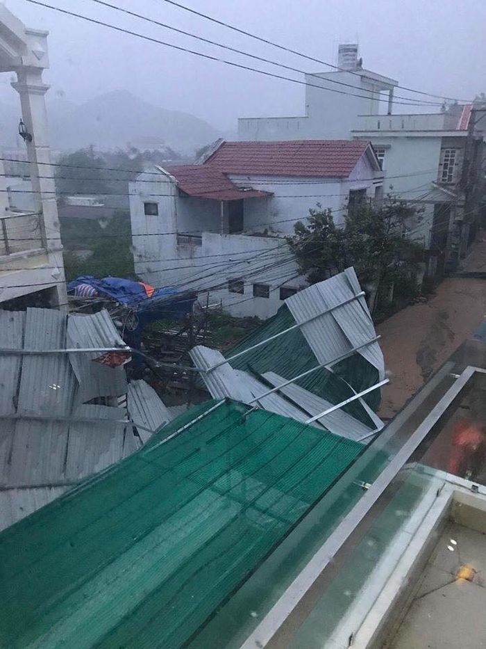 
Thành phố biển Nha Trang tan hoang sau bão số 12: Đã 20 năm mới phải chịu hậu quả nặng nề đến thế