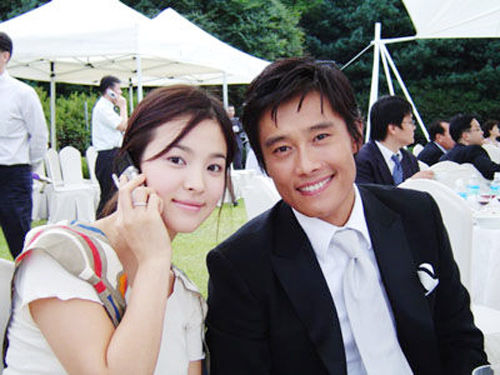 
Chuyện tình của mỹ nhân Song Joong Ki cùng nam tài tử đào hoa hàng đầu làng điện ảnh đã tốn không ít "giấy mực" của báo giới.