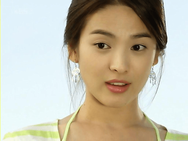 
Nét trẻ trung như "chưa 18" của Song Hye Kyo trong phim Ngôi nhà hạnh phúc.