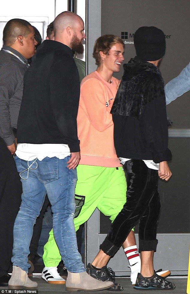 
Sau phiên lễ, Justin ra ngoài cùng những người bạn còn Selena ngay lập tức tiến ra xe cùng vệ sĩ.
