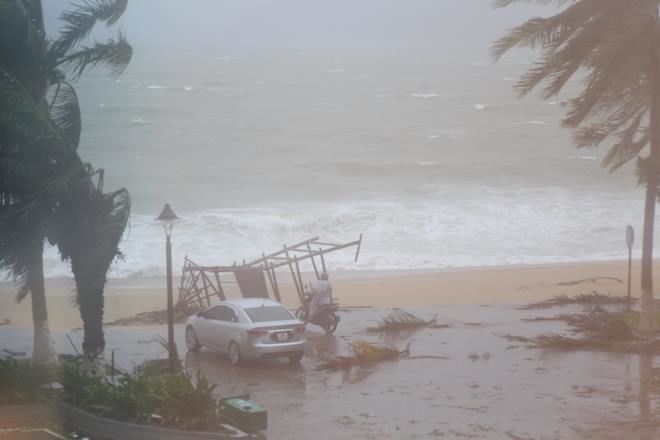 
 Tính đến nay, bão số 12 đã khiến 44 người chết, 19 người mất tích, 1.358 nhà bị sập đổ, 2.572 tàu cá bị chìm và hư hỏng...