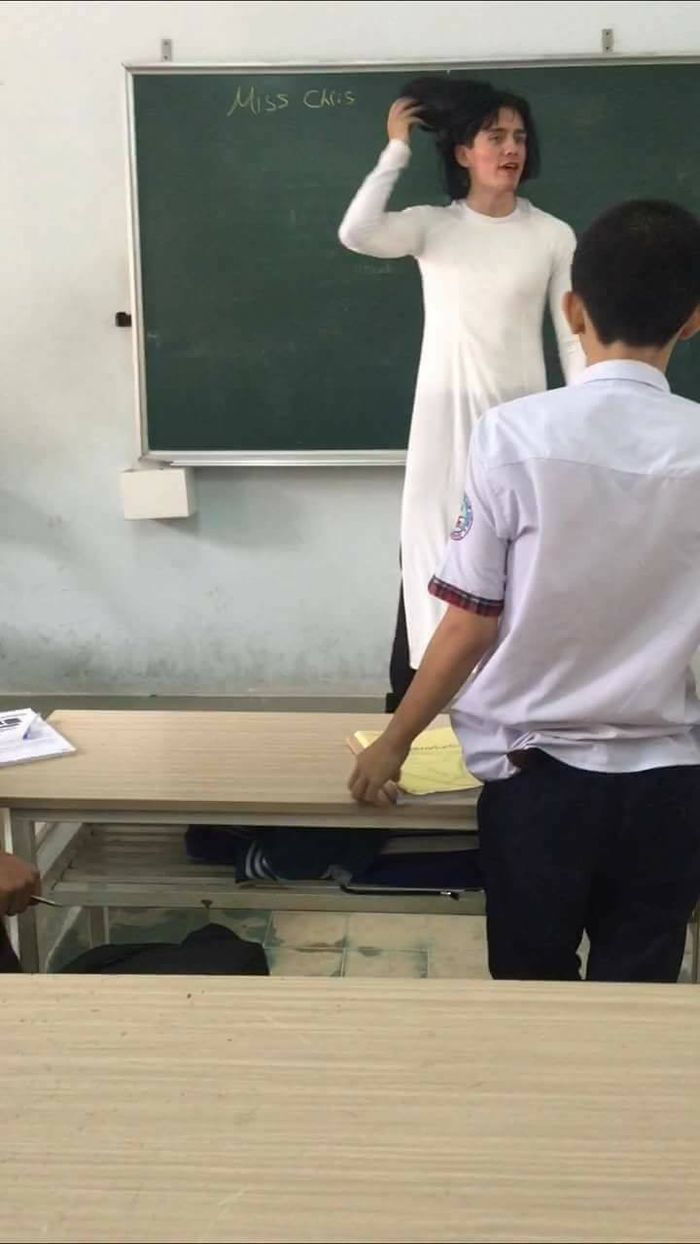 Cô giáo đứng lớp bá đạo với bộ áo dài Em hiểu hông ai nhìn vào cũng  muốn may tặng giáo viên mình một bộ y chang