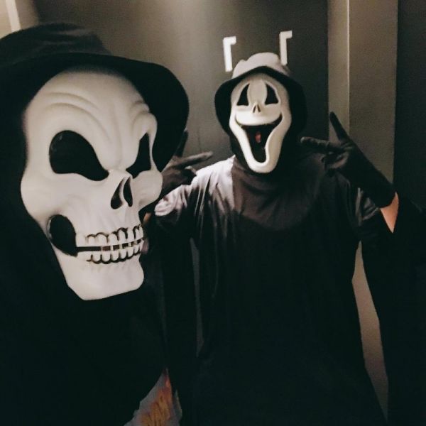 
Và cuối cùng, thay cho lời kết, Jimin đã đăng một tấm hình anh và Jungkook đang hóa trang Halloween tại Nhật Bản cùng dòng chú thích: “Nhật kí chuyến du lịch đầu tiên của mình và Kkuk, kết thúc!”.